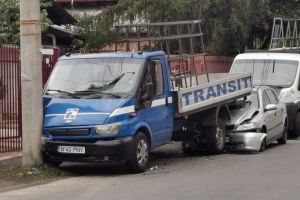 Parcare de 100 de puncte, pe strada Marasesti. Soferul unui Opel a reusit sa distruga doua masini
