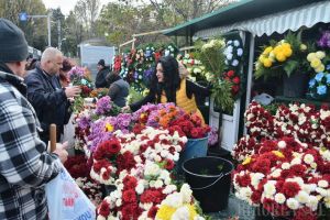 ADP Oradea organizează licitaţie pentru locuri de vânzare a coroanelor şi florilor de Ziua Morţilor