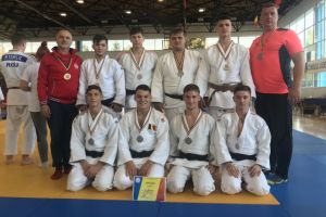 Echipa LPS CSM Oradea a devenit vicecampioană naţională la judo juniori