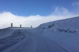 Sibieni rămaşi înzăpeziţi pe Transalpina – Aveau maşinile neechipate corespunzător