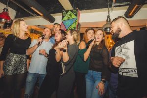 Vineri te aşteaptă o petrecere incendiară la Hello Coffee Lounge