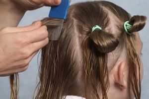 Zeci de elevi din Piteşti au venit la şcoală cu păduchi!