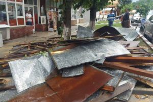 Acoperişuri prăbuşite peste şapte maşini, la Târgu-Cărbuneşti