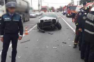 Un nou accident pe DN72, la Bauelemente. Un taxi a intors neregulamentar si a fost lovita de un microbuz