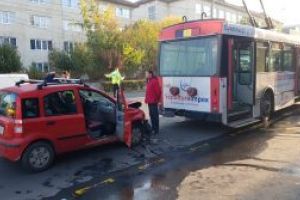 (FOTO)Baia Mare: A intrat cu masina intr-un troleibuz. Un copil a fost ranit usor
