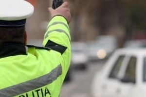 Tânără de 23 de ani din Aiud, a fost prinsa de poliţişti conducând  o maşină împrumutată fără permis de conducere