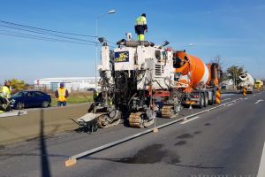 Atenţie, şoferi, trafic restricţionat în zona Aeroportului Oradea! Se toarnă, pe loc, parapeţi despărţitori de sens pe axul şoselei (FOTO/VIDEO)