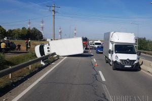 Accident cu trei maşini pe Centura Oradea: Dubiţă răsturnată în zona pasarelei spre Cihei (FOTO)