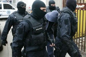 Percheziţii în Dâmboviţa, în cazul obţinerii unor credite bancare cu documente false