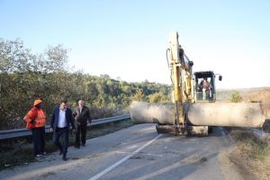 Reparaţii la drumul din Timiş care s-a surpat din cauza ploilor abundente. Într-o lună va fi reabilitat