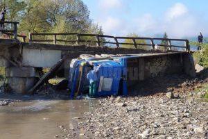 Un pod s-a prăbuşit sub greutatea unui camion