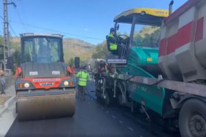 Se toarnă ultimul strat de asfalt pe DJ 172 D Joseni – Strâmba – Ilva Mică (VIDEO)