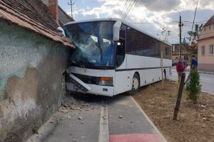 FOTO Autobuz intrat într-o casă, la Codlea!