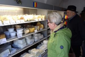 FOTO – Sibienii se înghesuie la „Brânzărie”. Ce preţuri are brânza aici