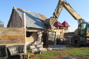 Şapte construcţii ridicate ilegal în strada Apateului din Oradea au fost demolate cu excavatorul