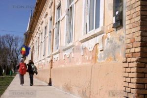 Peste 1.500 de ghiozdane complet echipate au fost donate copiilor din familii cu probleme materiale