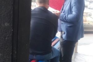 Dobre, surprins la o frizerie dubioasa din Ploiesti. 