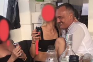 Scandal în Ungaria: Primarul din Győr, filmat în timp ce făcea sex cu o prostituată pe un iaht de lux