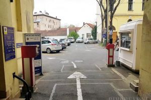 Maşinile municipalităţii se mută la CAO pentru a lăsa mai multe parcări orădenilor în curtea Primăriei