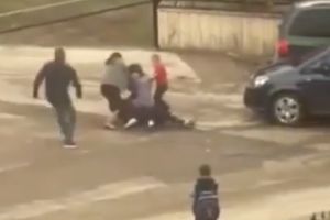 VIDEO Scandalos! Două mămici s-au luat la bătaie în faţa unei şcoli din cauza unui loc de parcare
