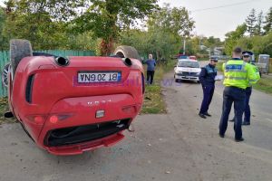 FOTO & VIDEO Maşină condusă de o tânără de 19 ani, răsturnată pe cupolă, la Mănăstirea Doamnei