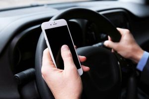 Începând cu 12 octombrie cei ce folosesc telefonul mobil la volan riscă să rămână fără permis