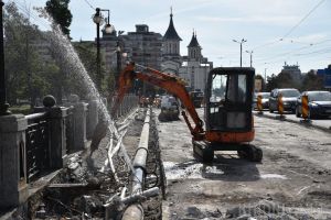 Traficul din zona Podului Dacia, dat peste cap de săpăturile pentru devierea reţelelor (FOTO / VIDEO)
