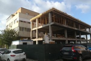 Constanteanul suparat:  Locuitorii de pe strada Iosif Ivanovici din Constanta, nemultumiti ca o autorizatie data de Primarie le-a blocat lumina naturala 