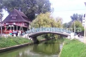 Podetele pietonale de traversare a minicanalelor din parcul Tabacarie si Satul de Vacanta intra in reparatii