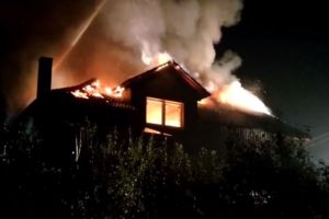 Incendiu la Dumitra. Șase echipaje de pompieri au luptat cu focul (VIDEO)