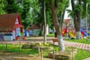 Spaţii comerciale fără comercianţi! Căsuţele din Parcul Prefecturii, abandonate şi lăsate în paragină de administraţia locală