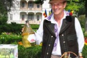 Liberalilor nu le-a priit răchia la Bozovici şi mută cazanele printre turişti, în faţa Cazinoului!