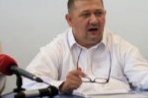 Senatorul Chisăliţă caută în zadar ceva schimbat la Reşiţa! E doar promenada Bârzavei, de pe vremea lui Stepanescu!