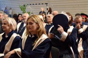 Securist cu sechele: Preotul Megheşan n-a ştiut cum să-şi ascundă faţa la deschiderea anului universitar