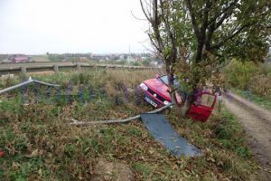 Accident cu victimă în judeţul Botoşani. O maşină a intrat într-un copac