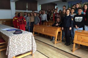 Liceenii din judeţ învaţă de la pompieri cum să se descurce într-o situaţie de urgenţă