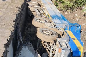 Un pod s-a prăbuşit cu tot cu camionul care îl traversa