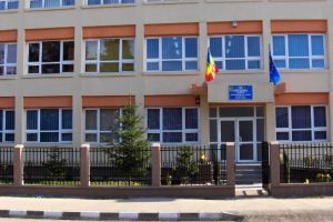 Bataie la Liceul „Carol I” din Plopeni: Două eleve de liceu s-au bătut după o cearta inceputa pe Facebook