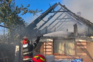 FOTO. Incendiu la o casă din municipiul Satu Mare. Pompierii au intervenit de urgenţă