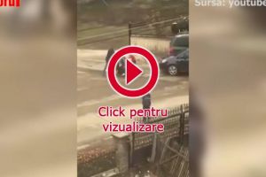 Două mame s-au bătut în faţa şcolii în care învaţă copiii lor