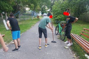 GĂEȘTI: Liceeni pedepsiţi la mătură. Cum au ajuns să cureţe aleile parcului