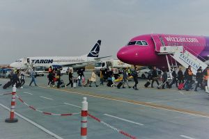 Incident la Aeroportul Iaşi, după ce un avion de pasageri a avut probleme la aterizare. La bord era şi Gheorghe Flutur, preşedintele Consiliului Judeţean Suceava.