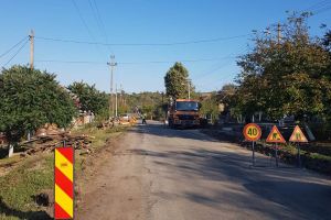 Se lucrează la un important drum judeţean care nu a fost asfaltat niciodată