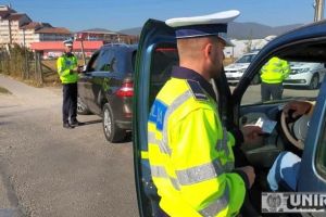FOTO, VIDEO. Acţiune IPJ Alba pentru conştientizarea importanţei utilizării corecte a telefonului mobil în timpul condusului. Conducătorii auto, informaţi despre noile modificările legislative