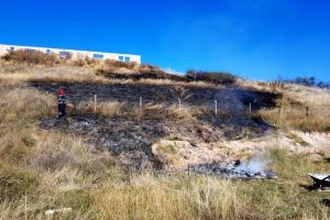 FOTO. INCENDIU de vegetaţie uscată la Pâclişa. Intervin pompierii din Alba Iulia