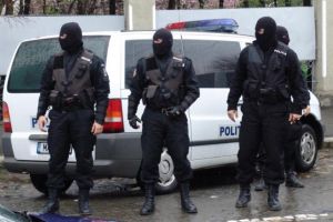 Procurorii DIICOT au efectuat ieri o percheziţie în Harghita şi 10 în Neamţ