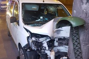 Taximetrist la spital după ce a intrat cu maşina într-un stâlp, în Calea Lugojului din Timişoara