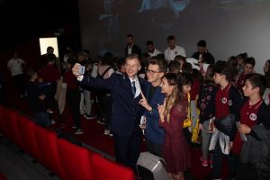 Poliţiştii bihoreni au lansat un filmuleţ anti-bullying, cu elevi, magicienii Eduard şi Bianca şi baschetbalişti ai CSM Oradea (FOTO / VIDEO)