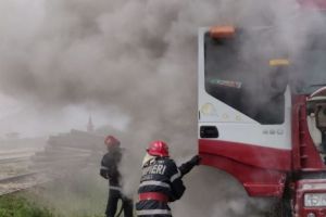Camion în flăcări la Agnita – Obiecte de mobilier din remorcă, făcute scrum