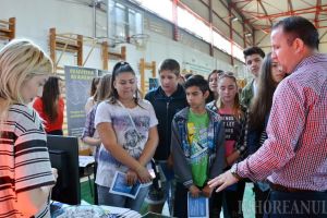 Târg pentru viitor: Elevii bihoreni, ajutaţi să-şi găsească meseria potrivită, la primul târg la care firmele îşi prezintă şi dotările, nu doar oferta de angajare